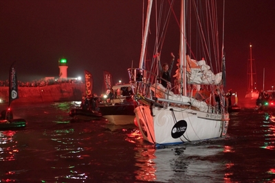 Jour 236: Kirsten entre dans l'histoire, Clara est le premier bateau  la maison, Les Sables se prparent pour l'accueil du Baya...