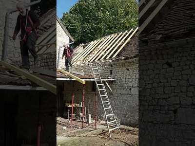 Philippe enchane avec le second pan de toiture! #charpente #toiture #renovationmaison