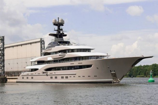 Kismet Le Superyacht A La Proue De Jaguar